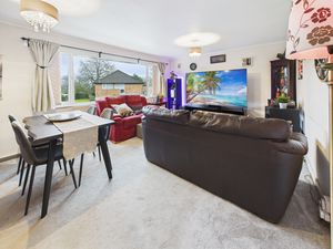 LIVING ROOM- click for photo gallery